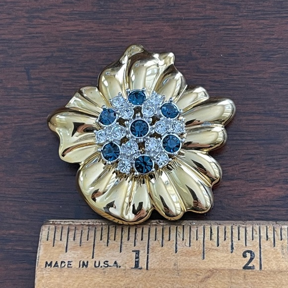 Signed large Bold Elegance crystal gold tone flower brooch - Picture 3 of 8